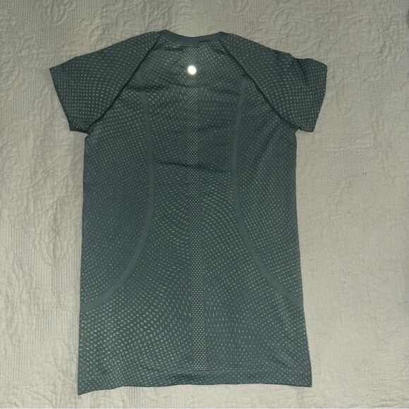 Lululemon Swiftly Tech Short Sleeve sea foam green size 8 - Picture 3 of 3